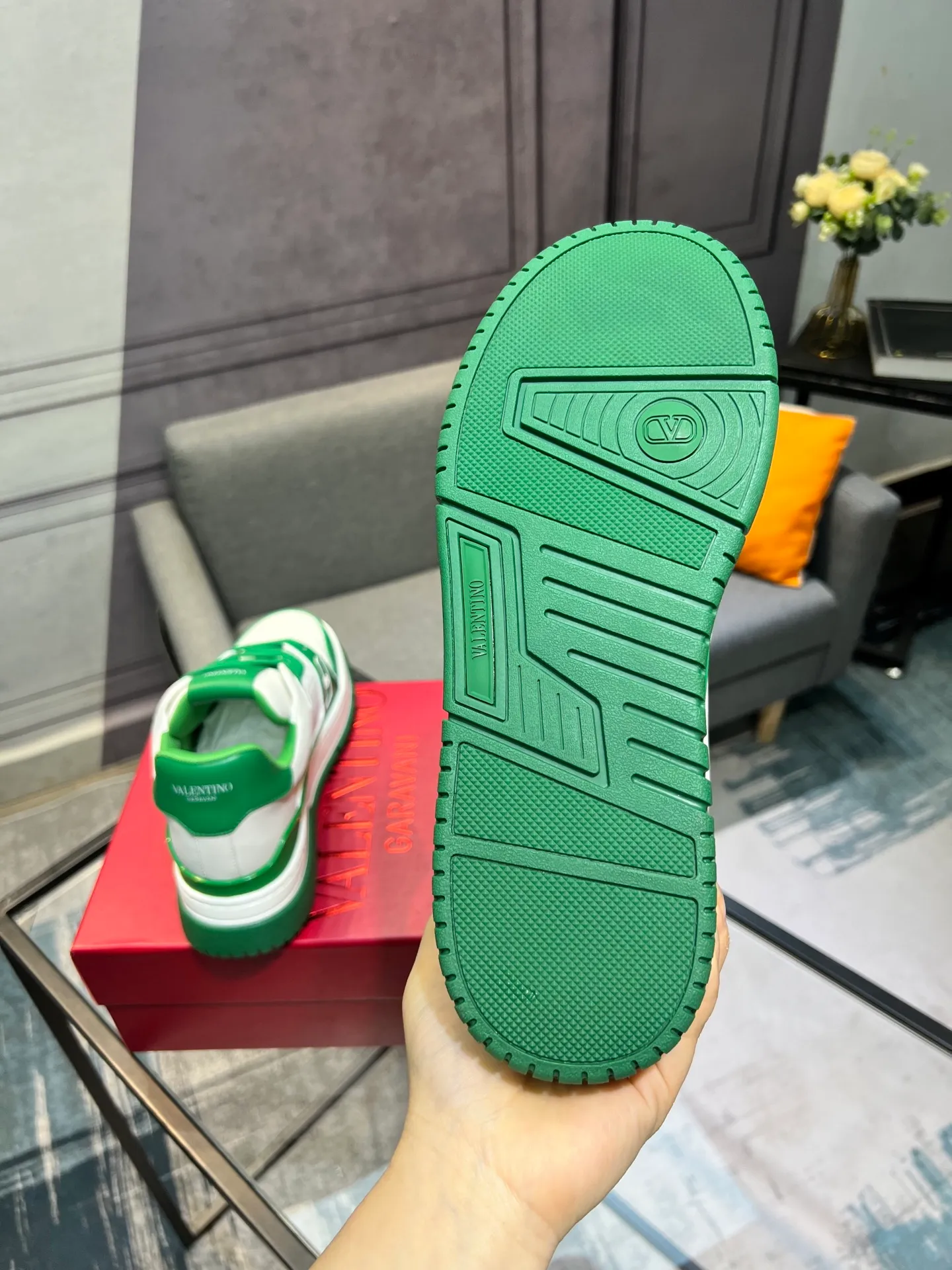Men's Men's Shoes 💰660 Valentino 2023 early autumn new star shoes are now online! Wang Hedi and Ren Jialun have been worn by many celebrities. Who can refuse the same couple shoes as Wang Hedi! The design of Stars Stab My Heart is cool and spicy. The material of the shoes is cowhide, and every color is beautiful! Size 35-40, men’s size 39-44 (women’s 41, men’s 38, 45🉑️customized)